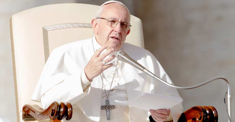 papa francisco sentado en silla papal vaticano serio 