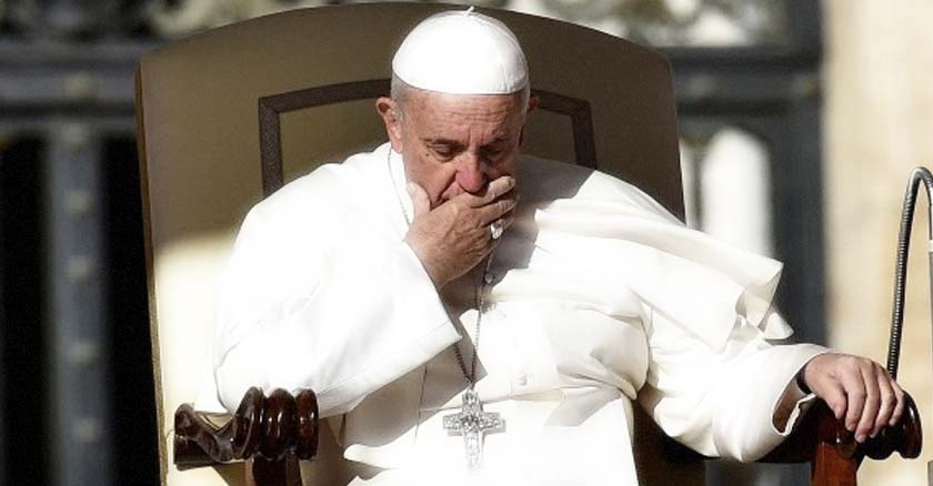 papa francisco sentando en la silla papa pensando con la mano en el rostro menton