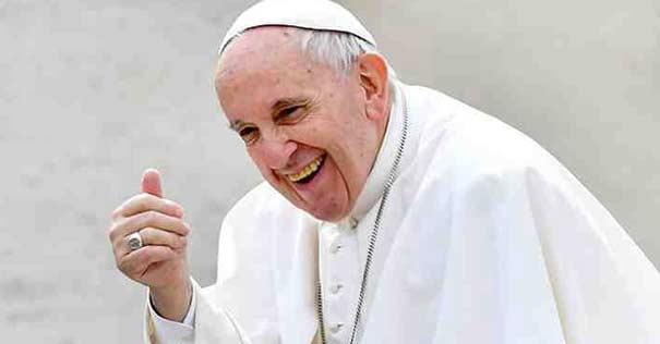 papa francisco sonrie alza mano dedo ok