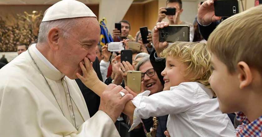 papa francisco sonrie un nino toca su mejilla con gran alegria vaticano