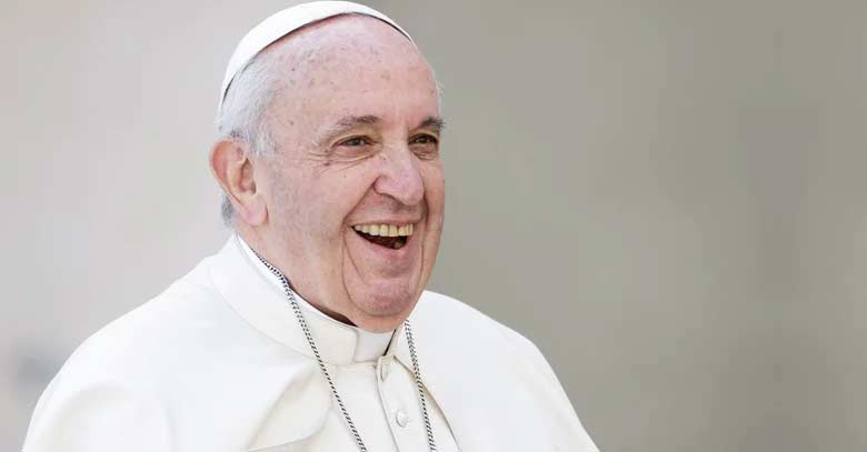 papa francisco sonriendo alegria fondo claro 