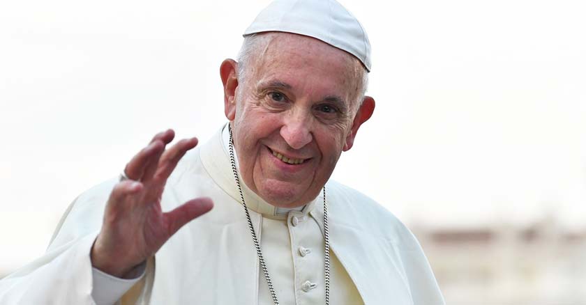 papa francisco sonriendo y saludando 