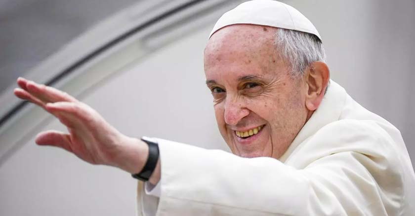 papa francisco sonriendo y saludando alzando su mano vaticano 