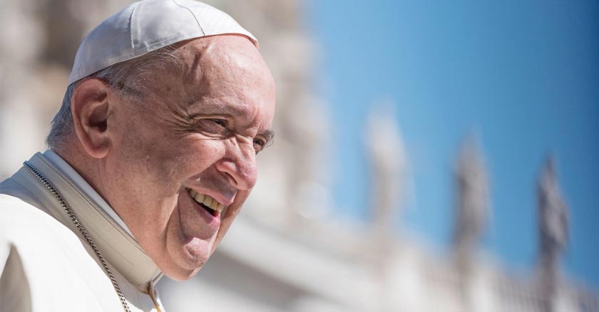 papa francisco sonriente fondo plaza vaticano cielo azul 