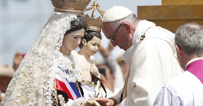 papa francisco tocando la mano de una estatua de la virgen maria vaticano