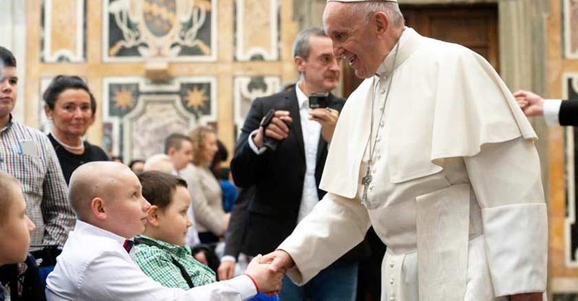 papa francisco tomando la mano de un nino enfermo de cancer vaticano