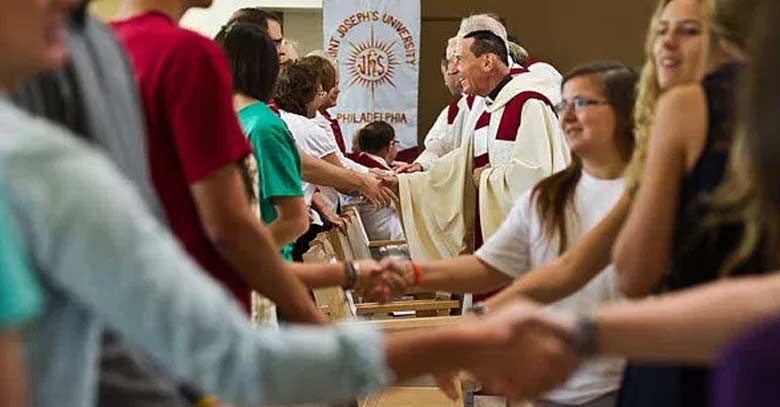 Saludo De La Paz En Misa: Sacerdote Católico Explica Cómo Hacerlo