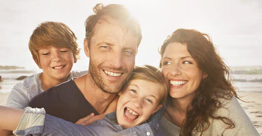 familia feliz reunida esposos padre madre hijo contentos fondo playa dia 