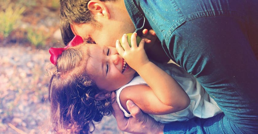 papa sostiendo a su hija felices juntos dia 