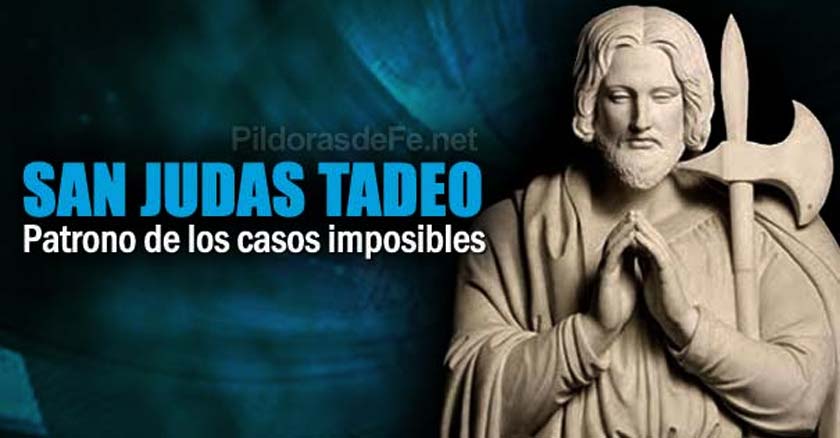 san judas tadeo estatua rezando fondo azul