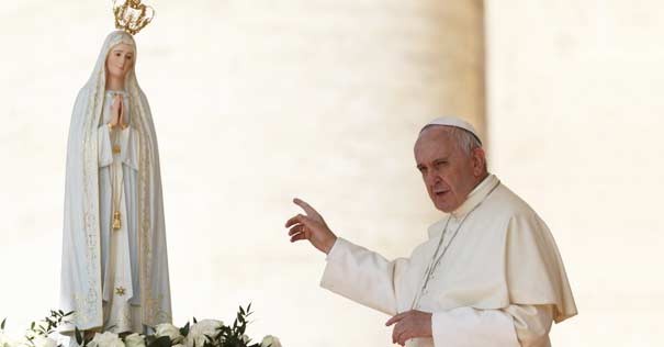 papa francisco apunta dedo estatua virgen fatima